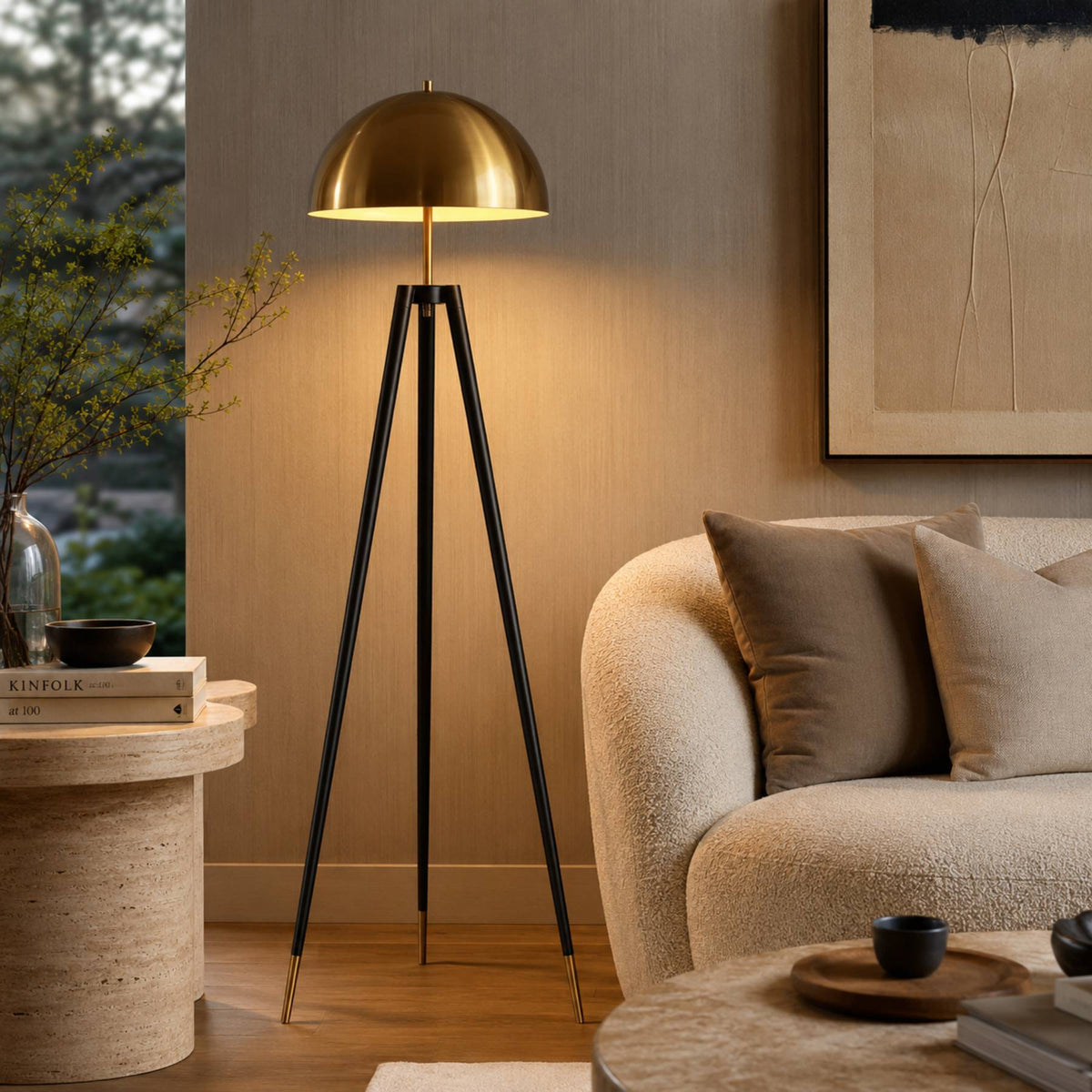 Detalhes da estrutura preta e da cúpula dourada da luminária Nordic