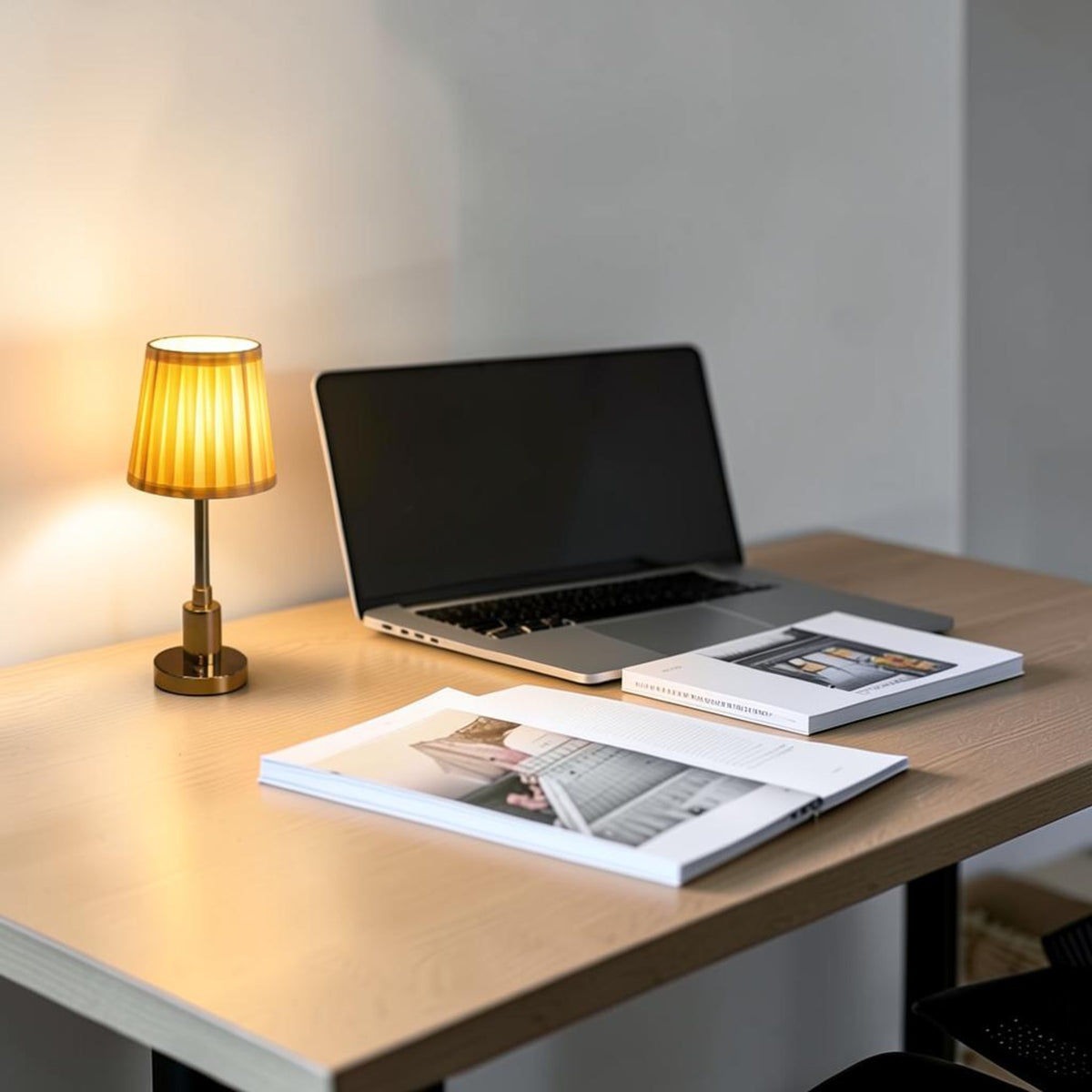 Detalhe da cúpula plissada da Luminária Clássica Dourada
