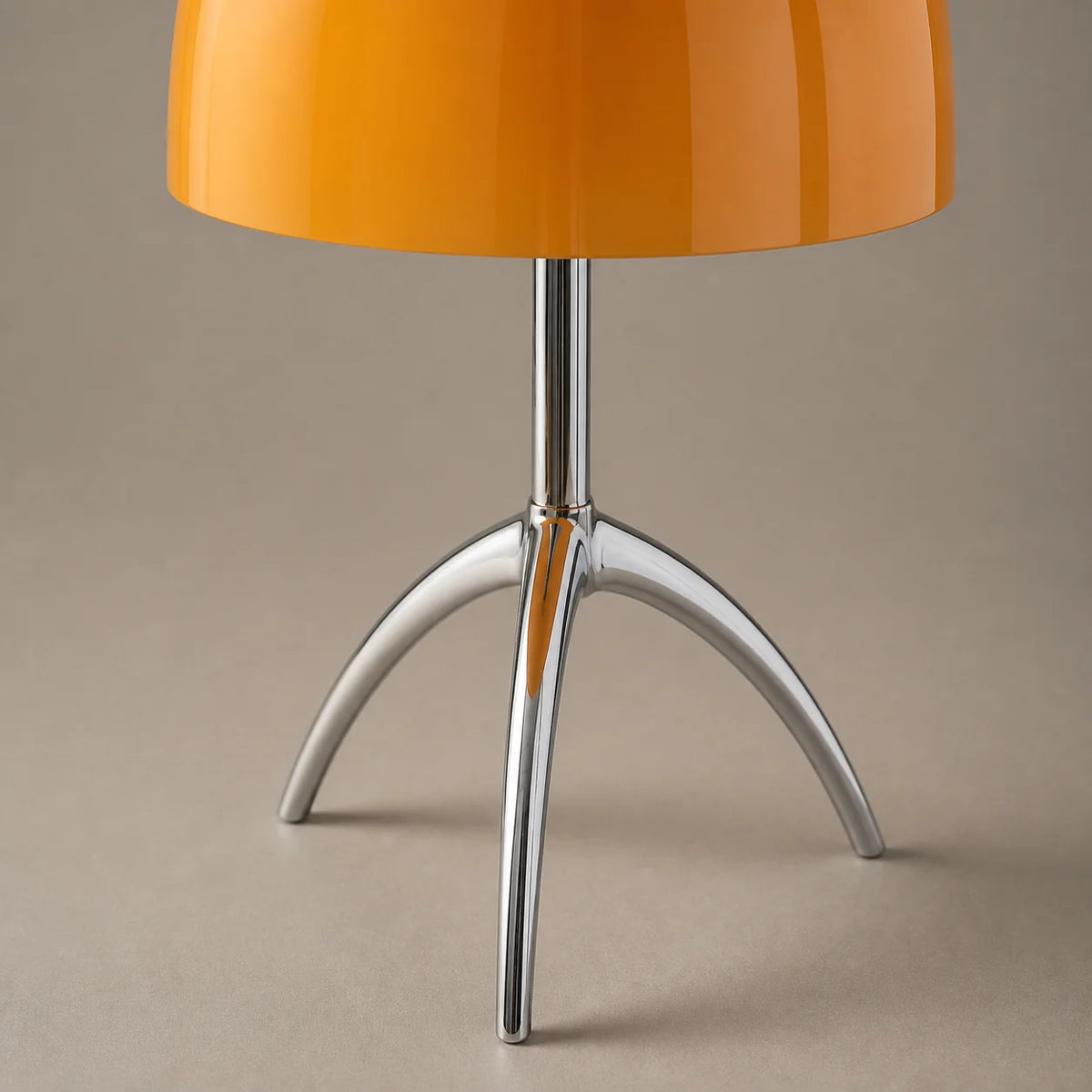 Detalhe da cúpula em vidro laranja da Luminária Lumière