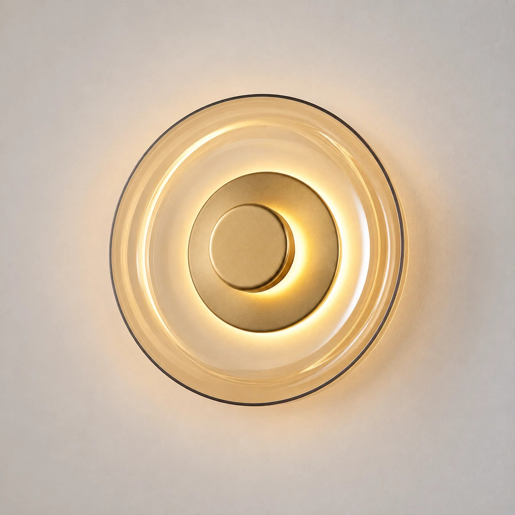 Arandela de parede LED Champagne acesa com luz quente