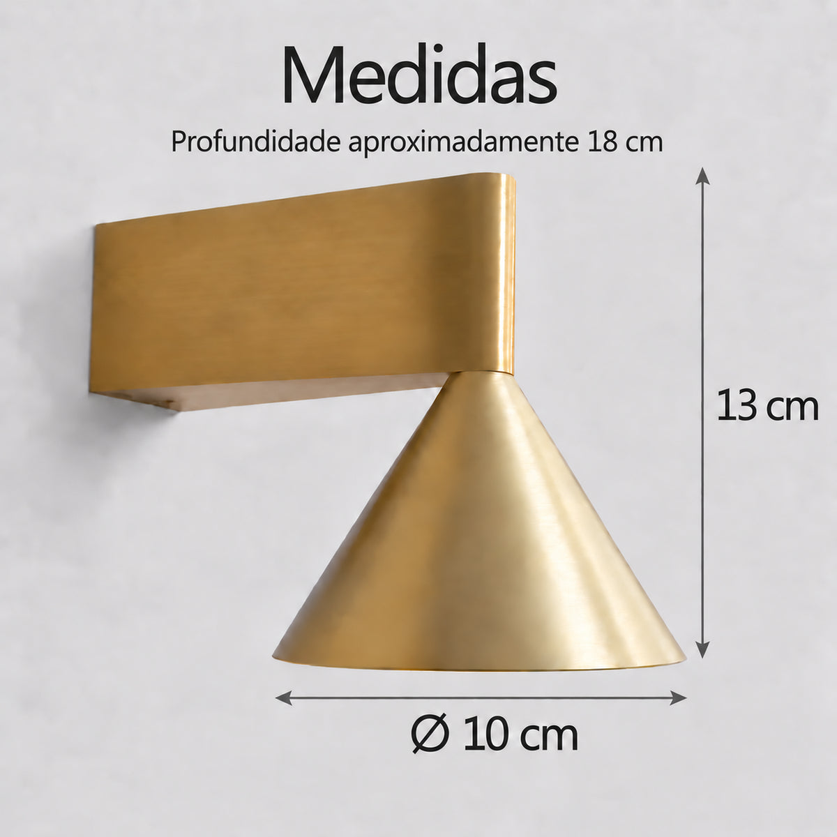 Medidas da arandela dourada: profundidade aproximadamente 18 cm, altura 13 cm e diâmetro 10 cm