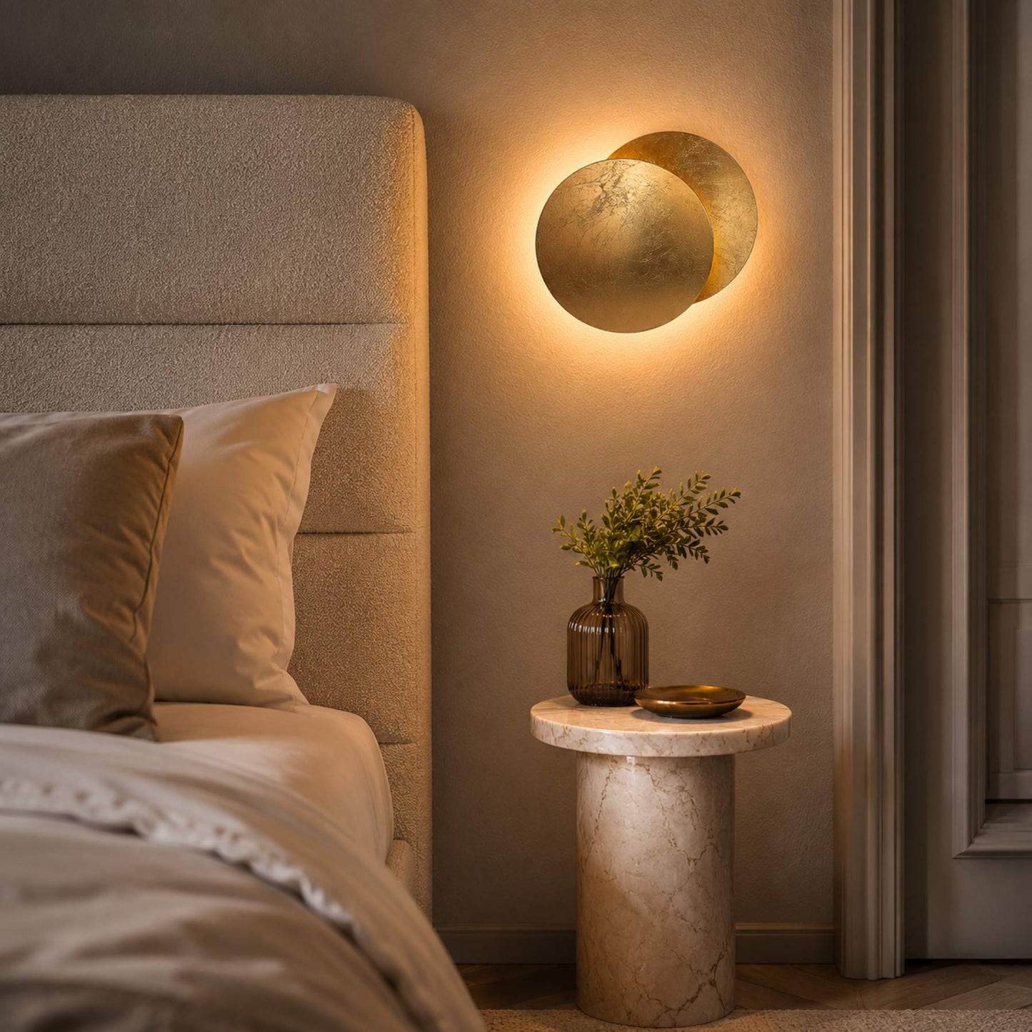 Arandela LED Dourada Eclipse Lunar com Luz Indireta