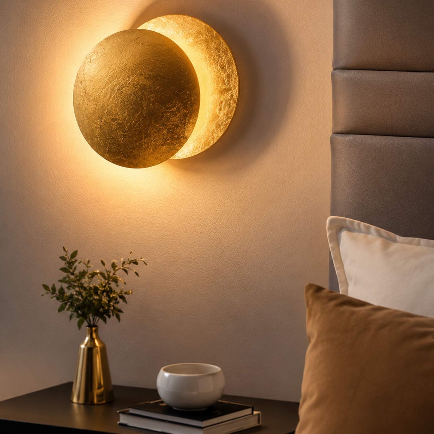 Arandela LED Dourada Eclipse Lunar com Luz Indireta