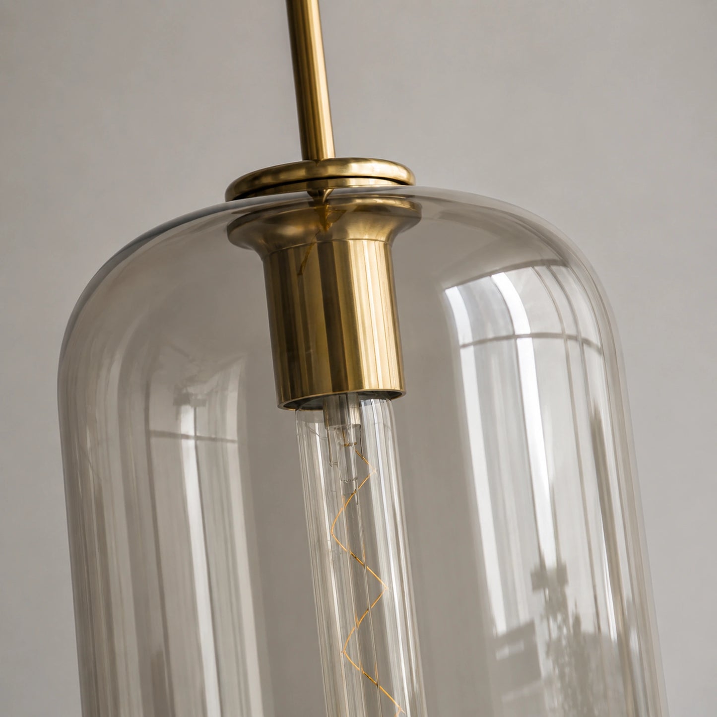 Luminária Pendente Cilíndrica Âmbar 18 cm | Metal Dourado