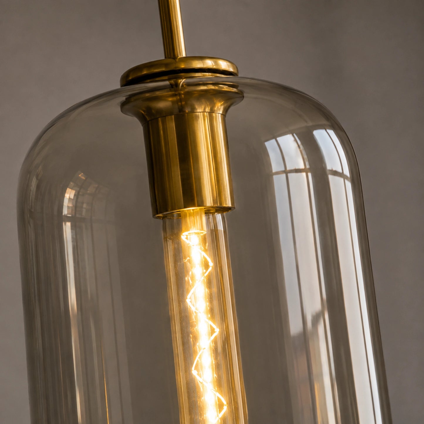 Luminária Pendente Cilíndrica Âmbar 18 cm | Metal Dourado