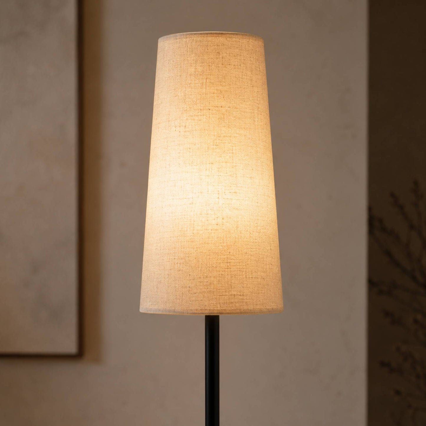 Luminária de Chão Siena | Minimalismo Atemporal em Tecido e Metal