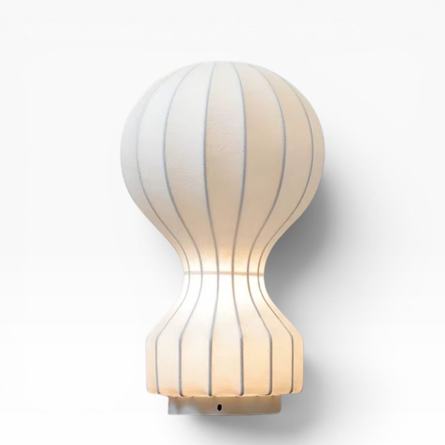 Luminária de Chão Ise | Design Escultural em Seda e Metal