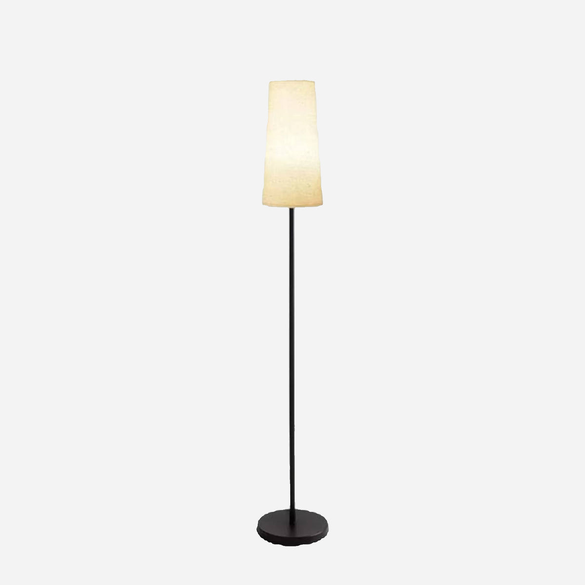 Luminária de Chão Siena | Minimalismo Atemporal em Tecido e Metal