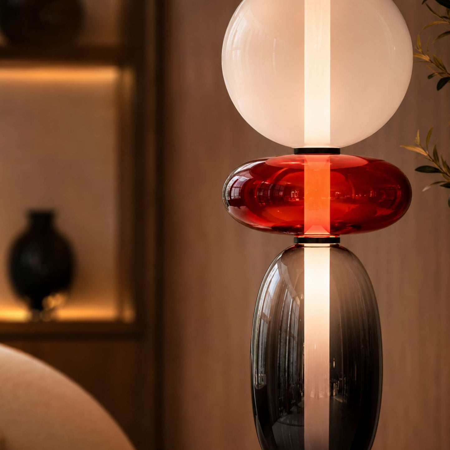 Luminária de Chão Verona | Design Escultural em Vidro Colorido