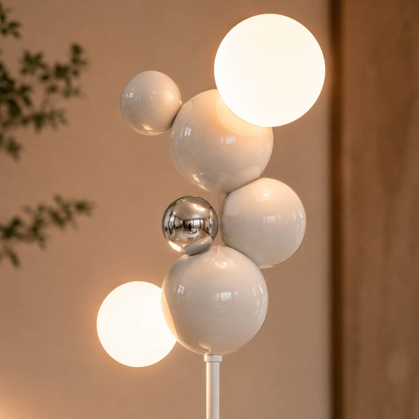 Luminária de Chão Villette | Design Escultural com Esferas de Vidro