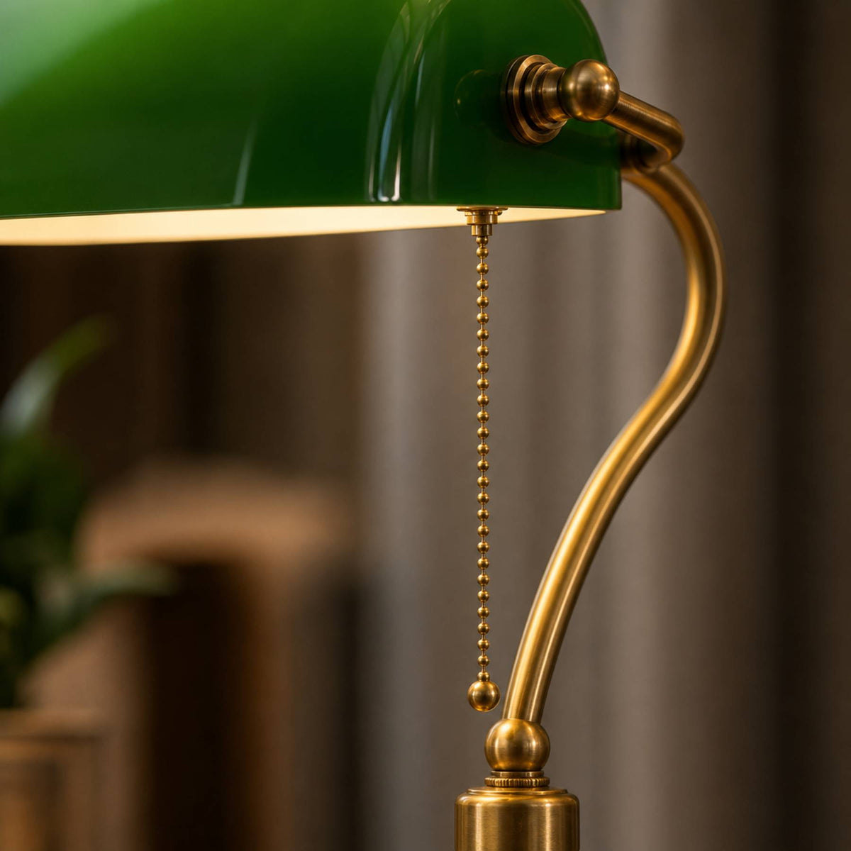 Luminária de Mesa Bronze Vintage em ambiente de leitura