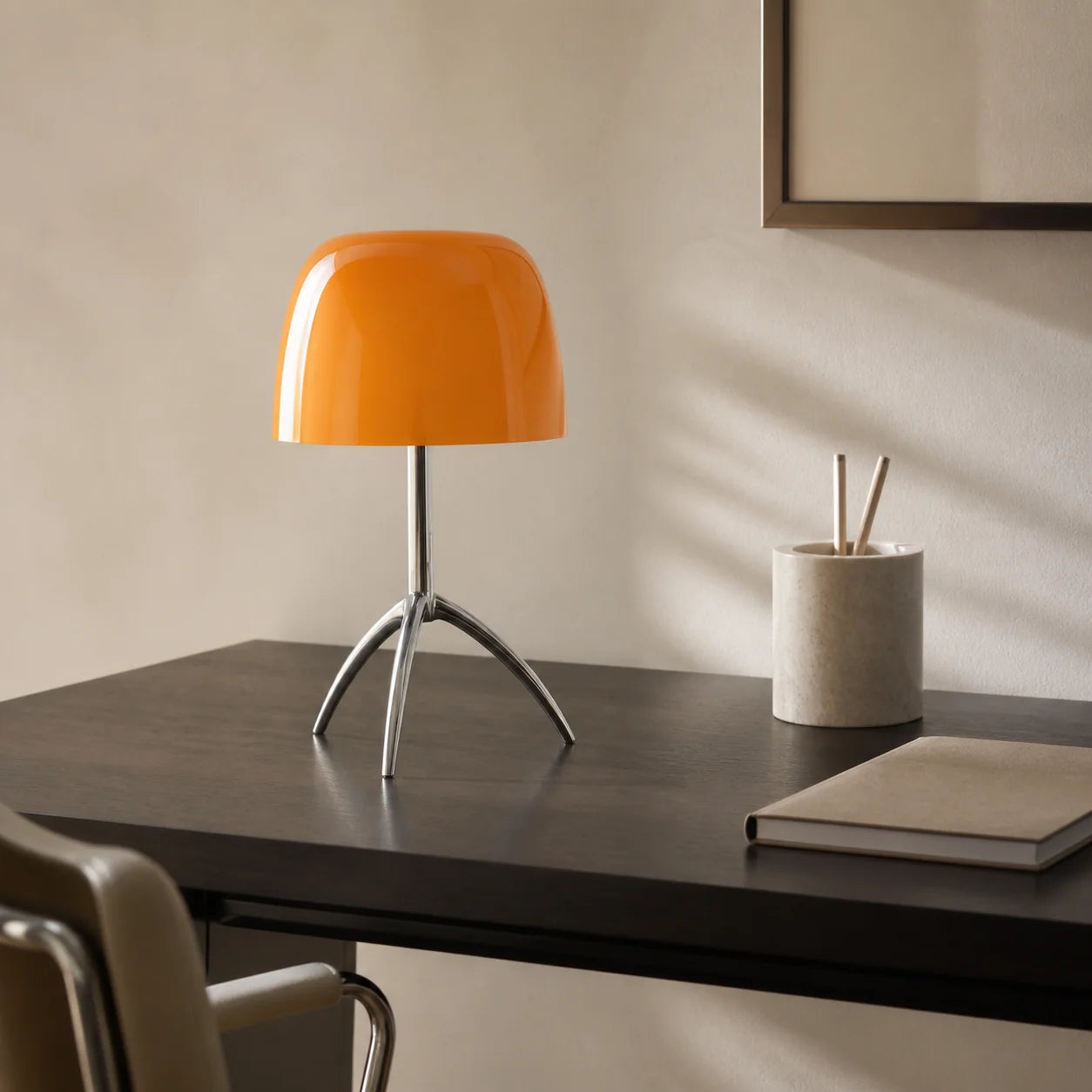 Luminária de Mesa Lumière Laranja | Vidro e Base Cromada