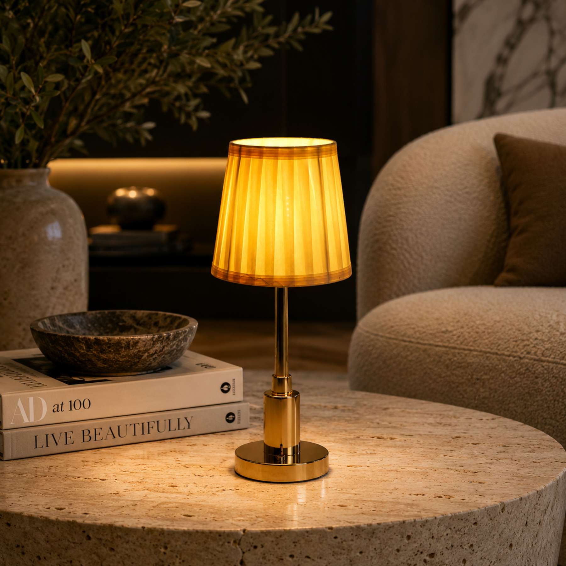Luminária de Mesa Clássica Dourada em ambiente acolhedor