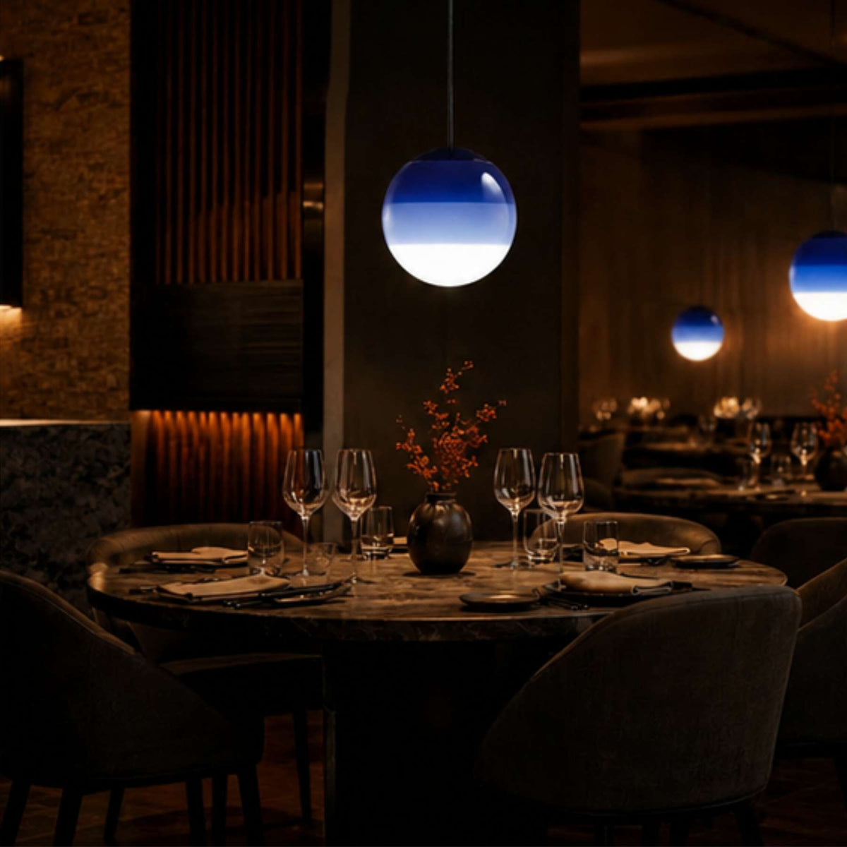 Detalhe da luminária pendente azul Ori e do acabamento em vidro