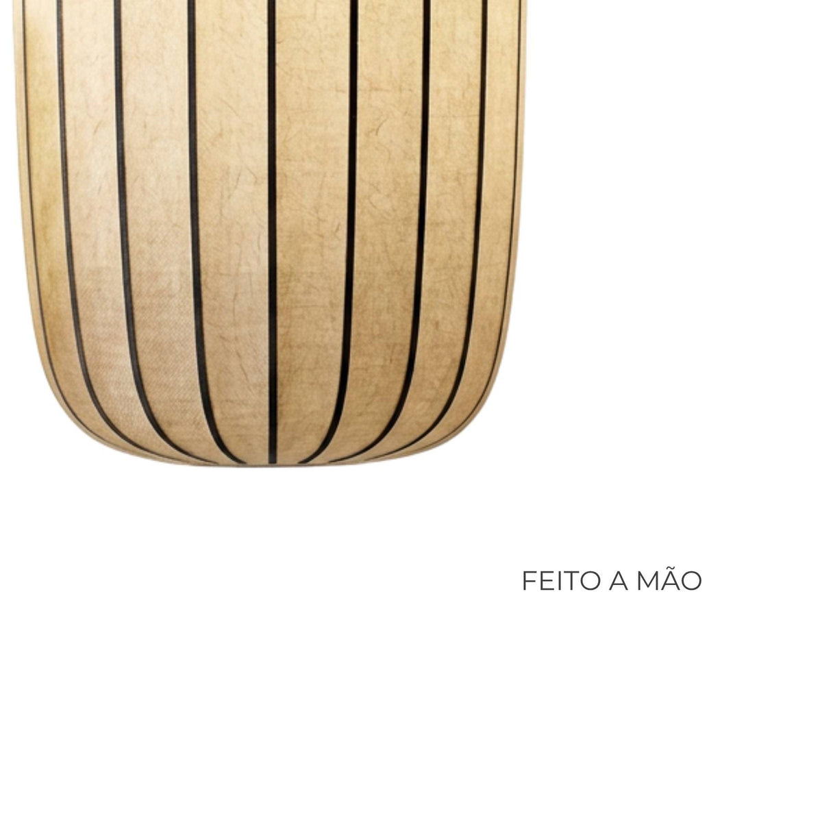 Pendente Wabi Sabi acesa com luz quente