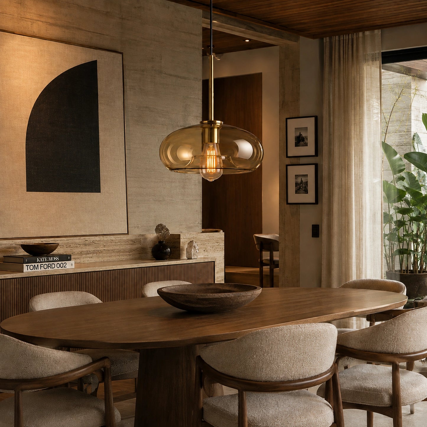 Luminária pendente âmbar em decoração contemporânea clara