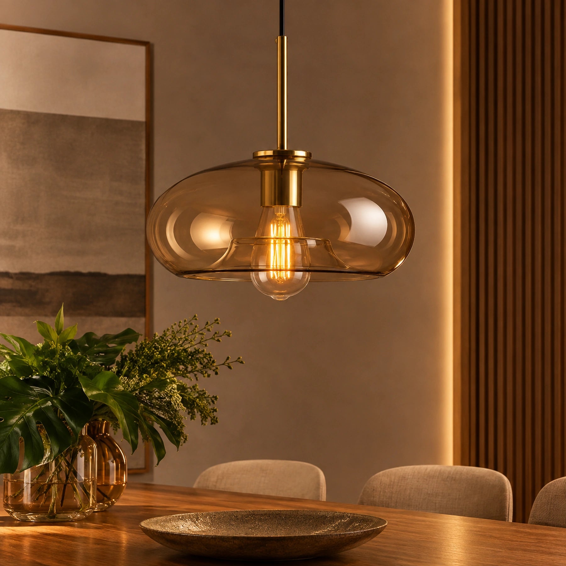 Luminária pendente Cognac em sala de jantar contemporânea