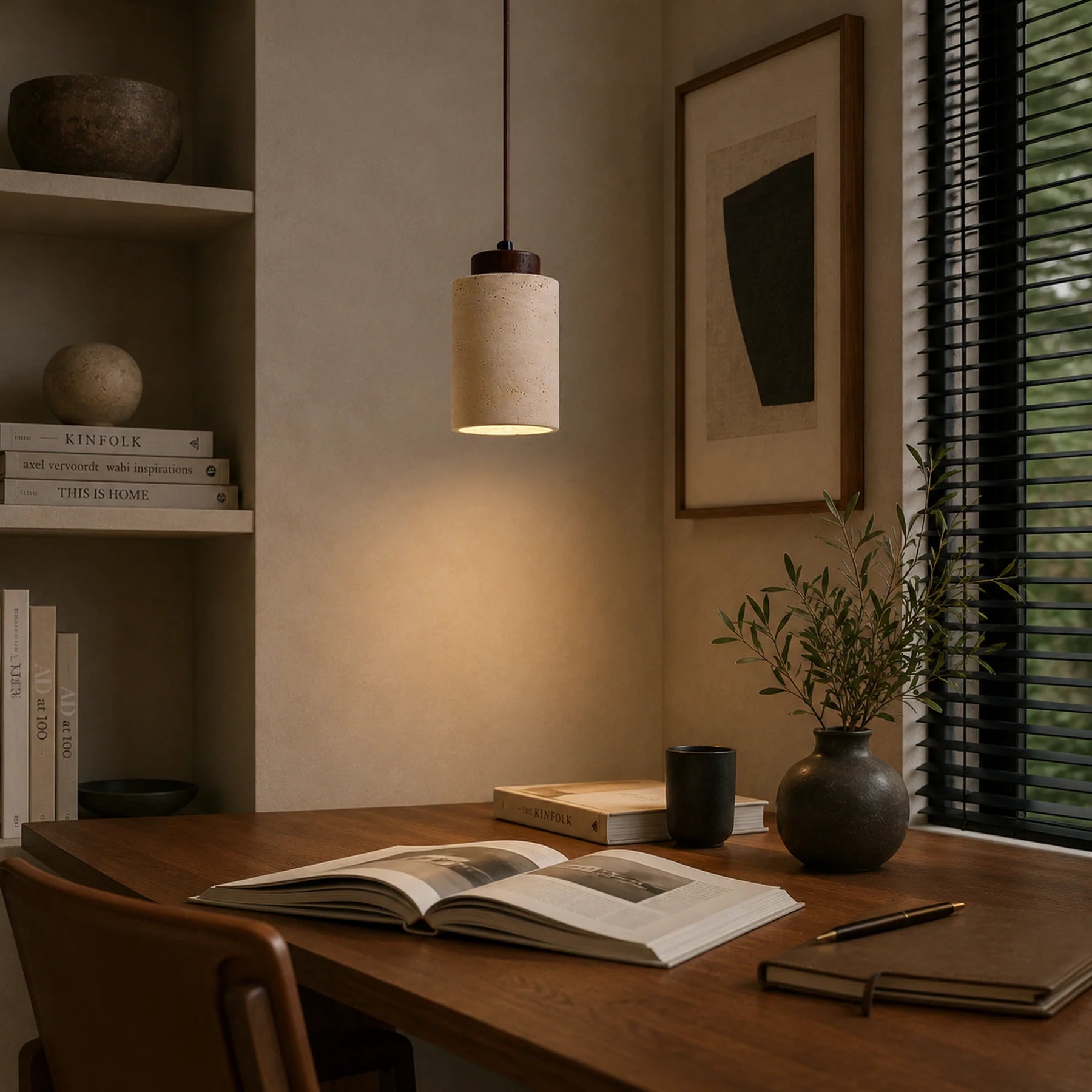 Luminária pendente em travertino em home office contemporâneo