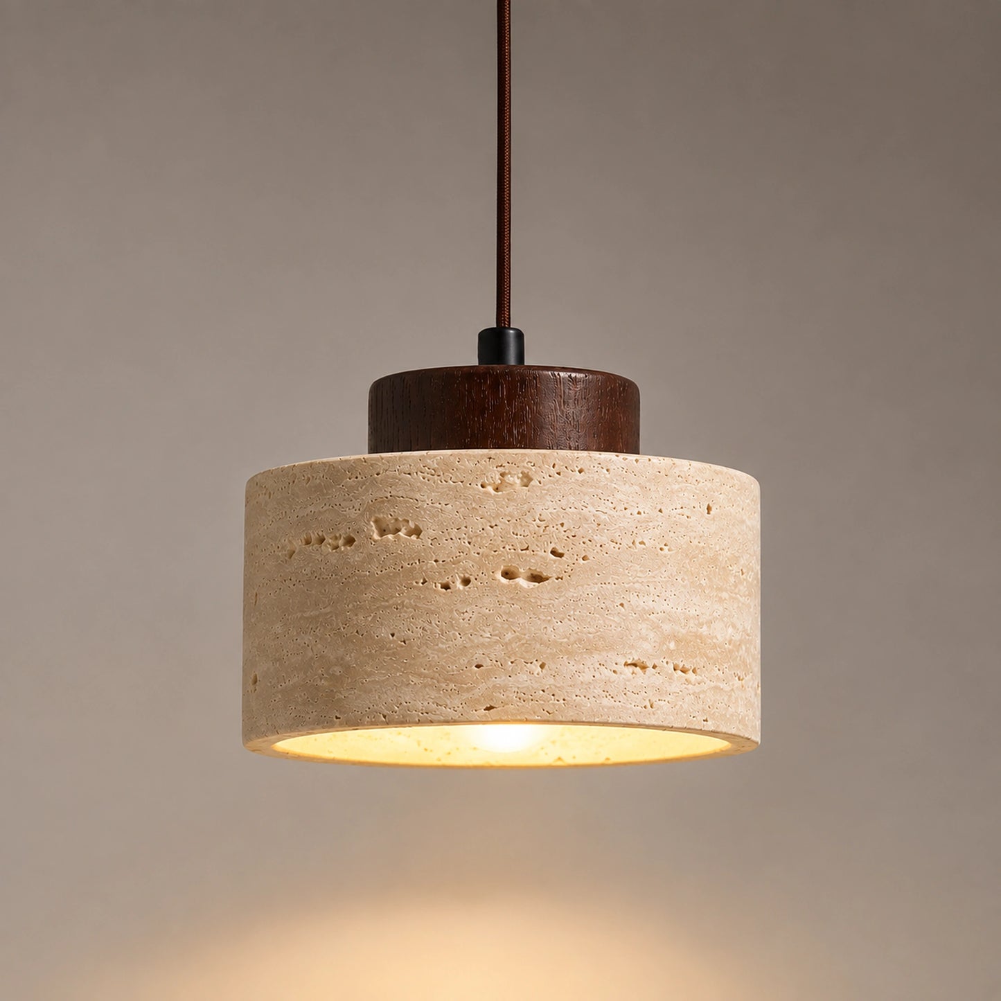 Luminária pendente travertino acesa com iluminação quente