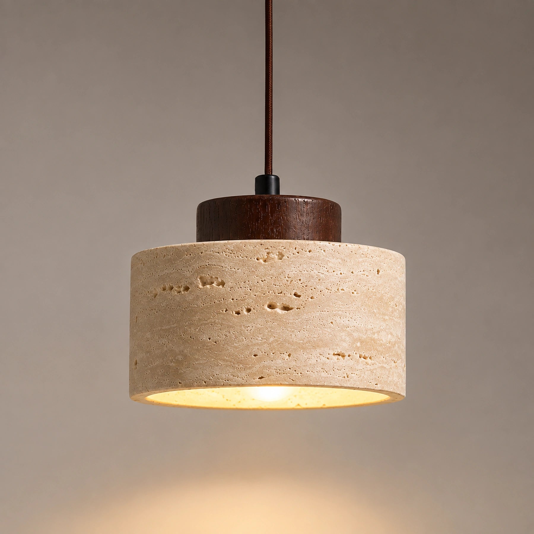 Luminária pendente travertino acesa com iluminação quente