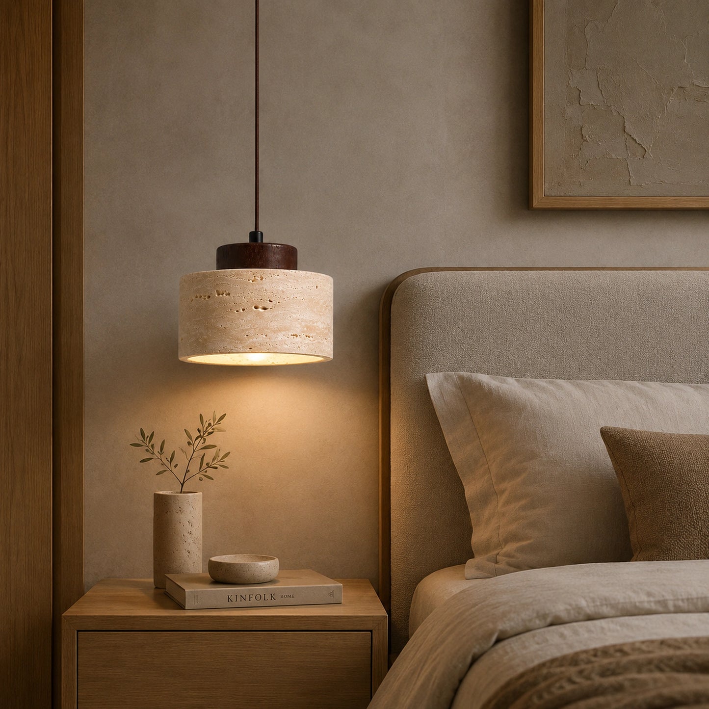 Luminária pendente travertino instalada ao lado da cama