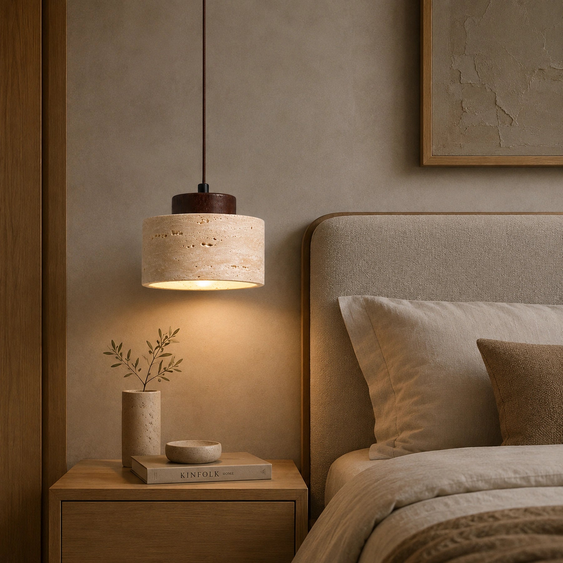 Luminária pendente travertino instalada ao lado da cama