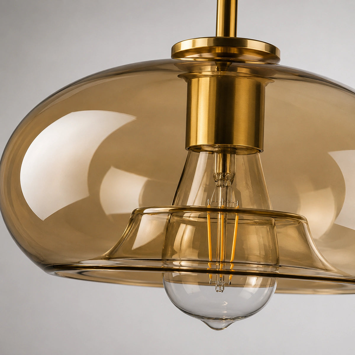 Detalhe do vidro âmbar cognac e do metal dourado