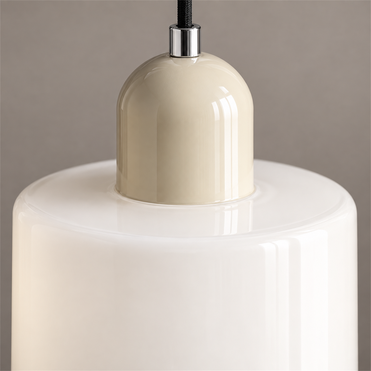 Detalhe do acabamento brilhante da cúpula de vidro branco e do topo marfim do pendente.